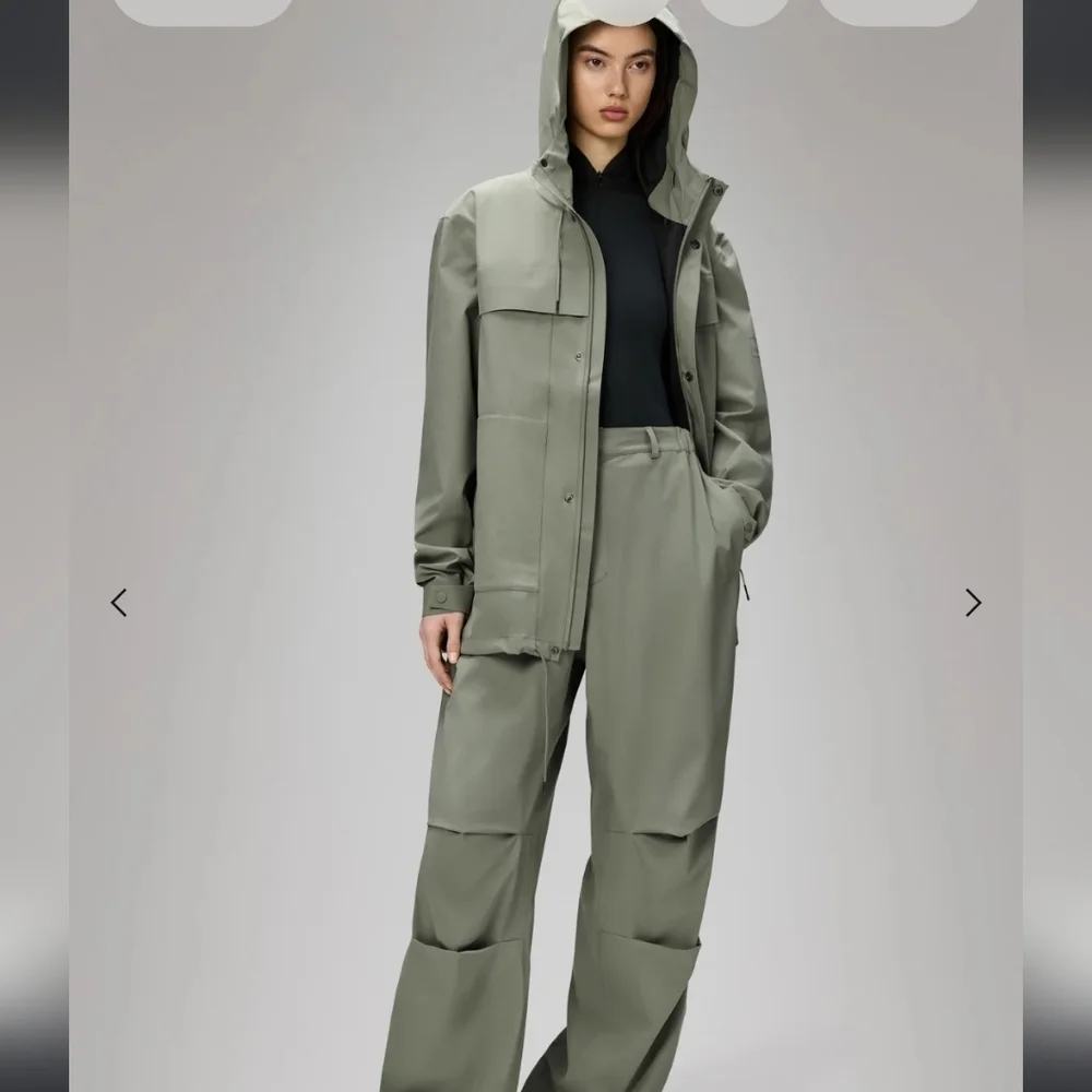 NWT! RAINS, UNISEX, Suva Hardshell Cargo Jacket, Drift, Size Medium, MSRP $285 - Picture 6 of 16